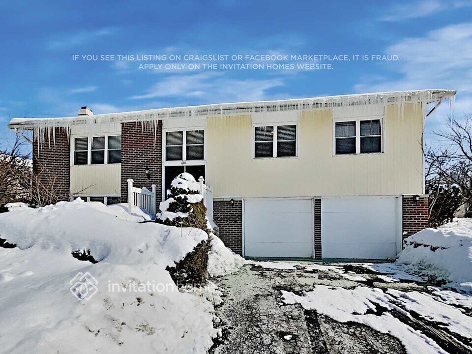 640 N Ashbury Ave in Bolingbrook, IL - Building Photo