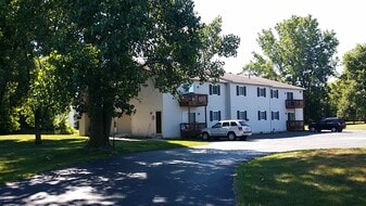 7483 Crosscreek Dr, Unit 7477-7491 in Temperance, MI - Building Photo