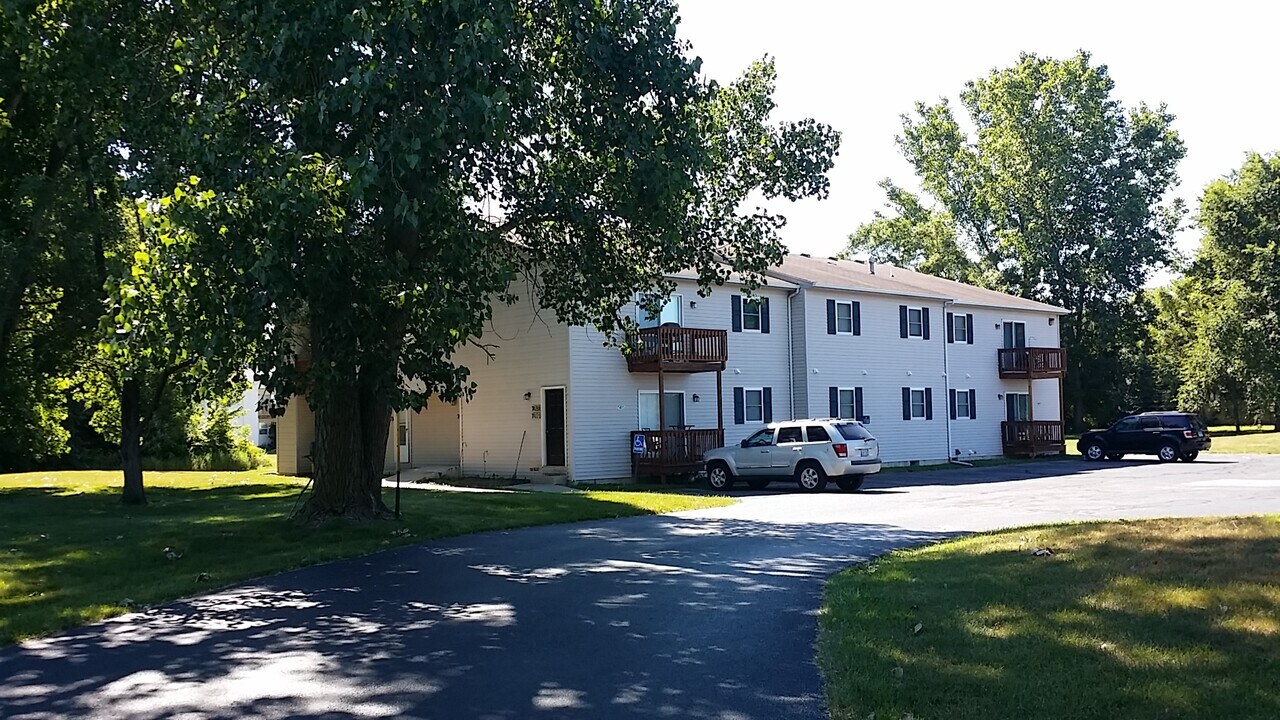 7483 Crosscreek Dr, Unit 7477-7491 in Temperance, MI - Building Photo