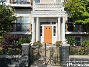 2277 Massachusetts Ave, Unit 1 in Cambridge, MA - Foto de edificio - Building Photo