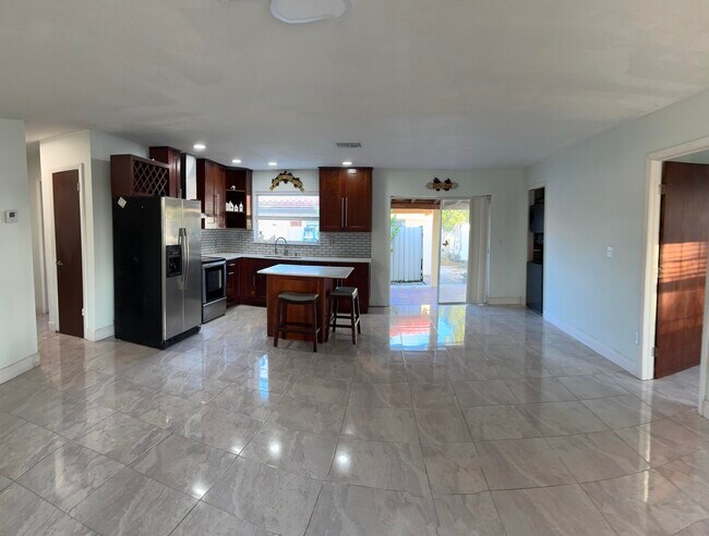 416 San Mateo Dr in Palm Springs, FL - Building Photo - Building Photo