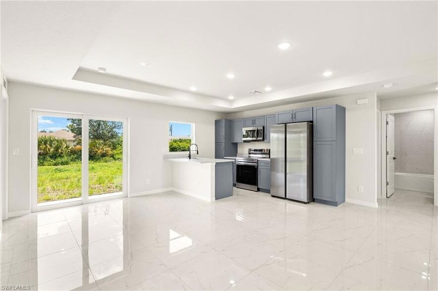 917 Hepburn Ave, Unit 09 in Lehigh Acres, FL - Building Photo