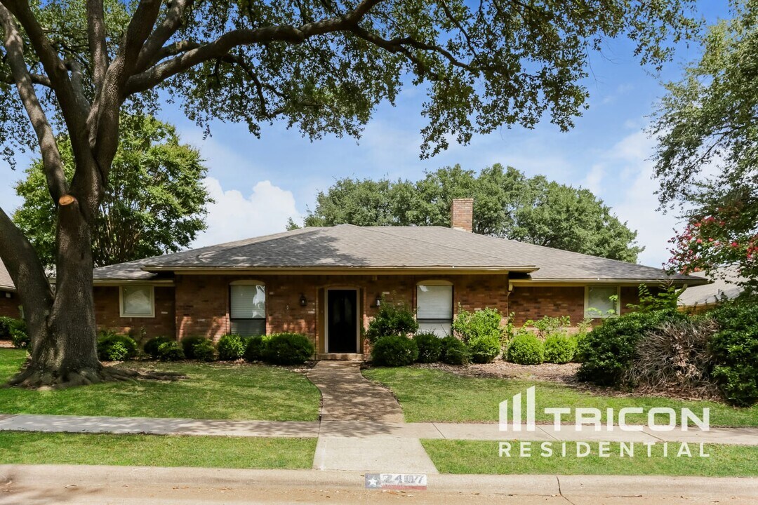 2407 Honeysuckle Dr in Richardson, TX - Building Photo