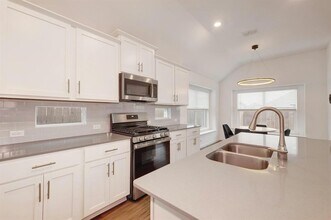 404 Mante Ct in Austin, TX - Building Photo - Building Photo