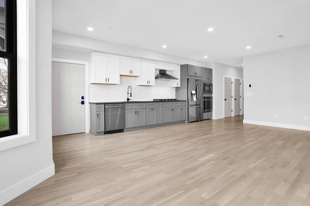 33 Leyden St in Boston, MA - Building Photo