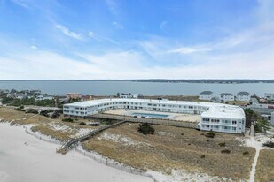 585 Dune Rd in Westhampton Beach, NY - Building Photo