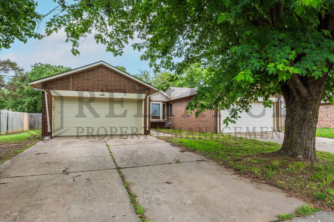 141 S Lark St in Wichita, KS - Building Photo