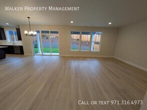 1000 E Rork Ct in Newberg, OR - Building Photo - Building Photo