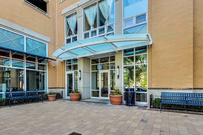1640 Maple Ave, Unit 604 in Evanston, IL - Foto de edificio - Building Photo