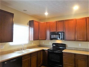 1004 Taylor Glen Blvd E in Pataskala, OH - Building Photo - Building Photo