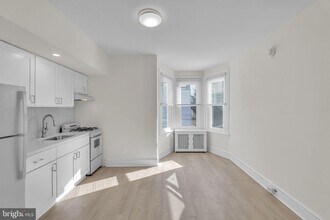459 Martin St, Unit 2nd Floor in Philadelphia, PA - Building Photo - Building Photo