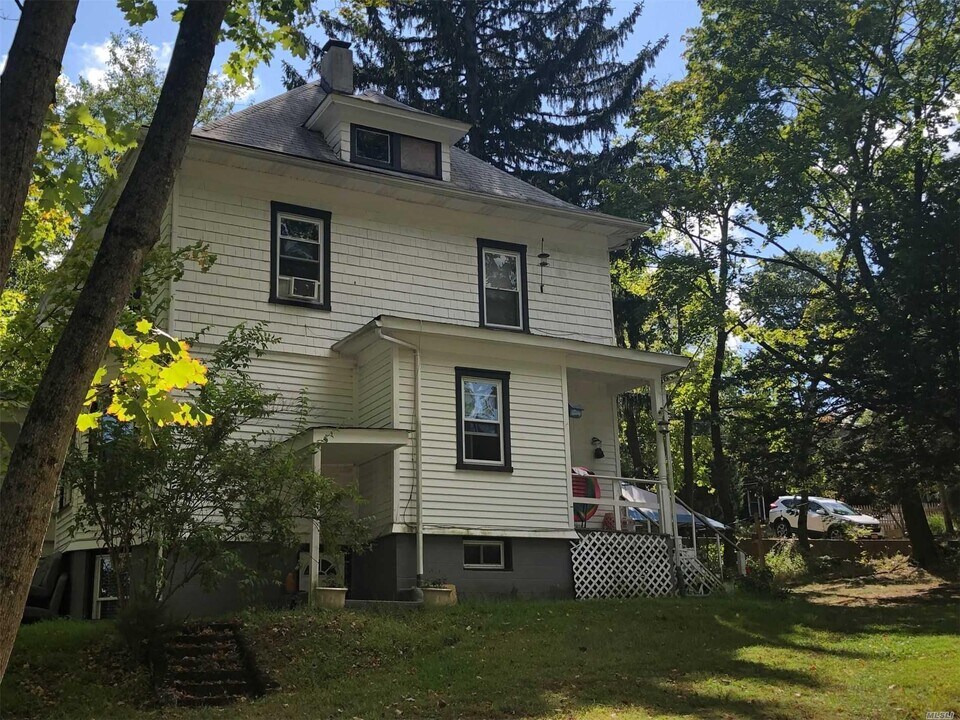 17 Crescent Dr in Huntington, NY - Building Photo