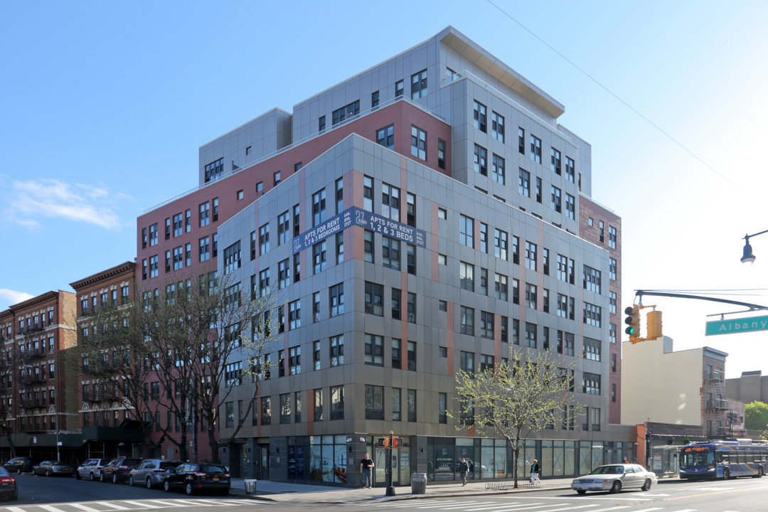 27 Albany Avenue in Brooklyn, NY - Building Photo