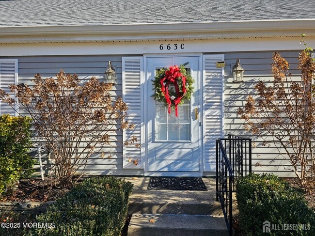 663 Yorktown Ln in Monroe Township, NJ - Foto de edificio - Building Photo
