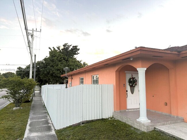 690 E 6th Pl in Hialeah, FL - Building Photo - Building Photo