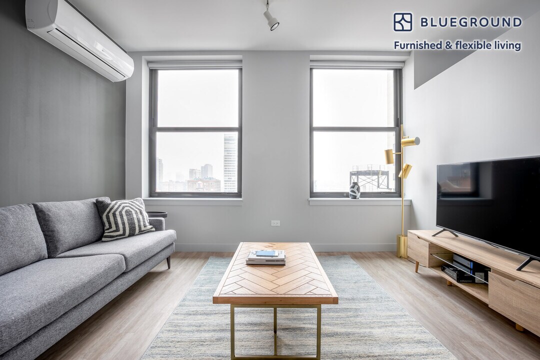 330 S Wells St in Chicago, IL - Building Photo
