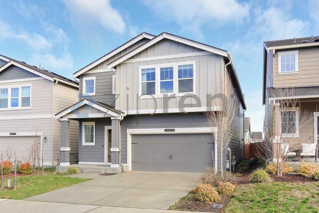 18823 111th Ave E in Puyallup, WA - Foto de edificio