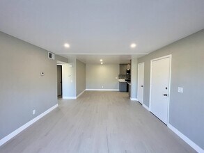 32200 Cathedral Canyon Dr in Cathedral City, CA - Building Photo - Building Photo