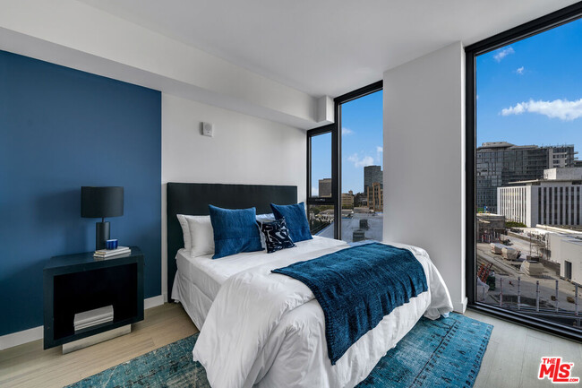 2801 Sunset Pl in Los Angeles, CA - Foto de edificio - Building Photo