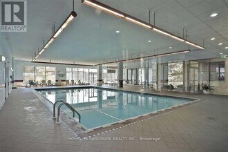 250 Webb Dr in Mississauga, ON - Building Photo - Building Photo