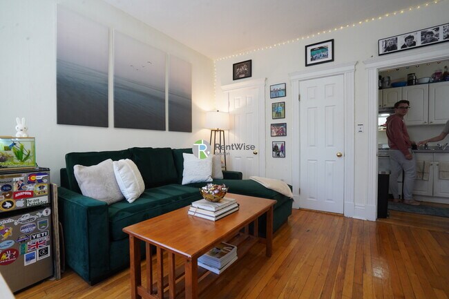 6 Camelot Ct, Unit 14 in Boston, MA - Building Photo - Building Photo