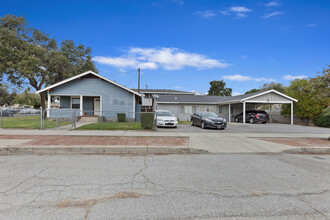 388 N 11th Ave in Upland, CA - Foto de edificio - Building Photo