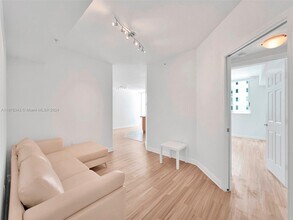 1755 E Hallandale Beach Blvd, Unit 507E in Hallandale Beach, FL - Foto de edificio - Building Photo