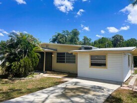 1916 Flamingo Dr in North Fort Myers, FL - Building Photo