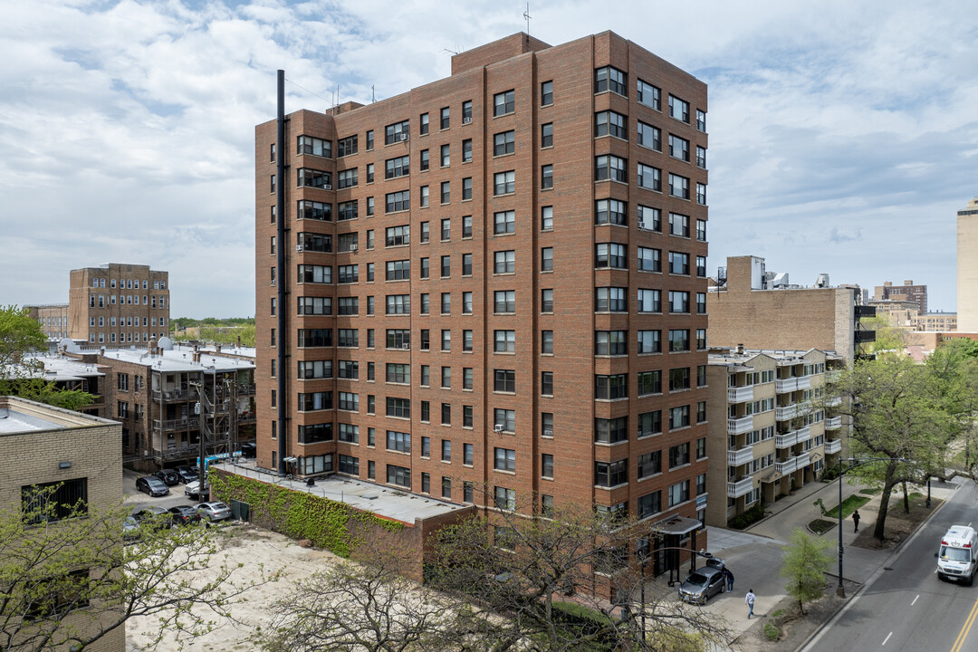 Shore Manor in Chicago, IL - Building Photo