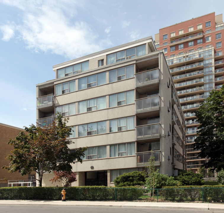 136 Broadway Ave in Toronto, ON - Building Photo