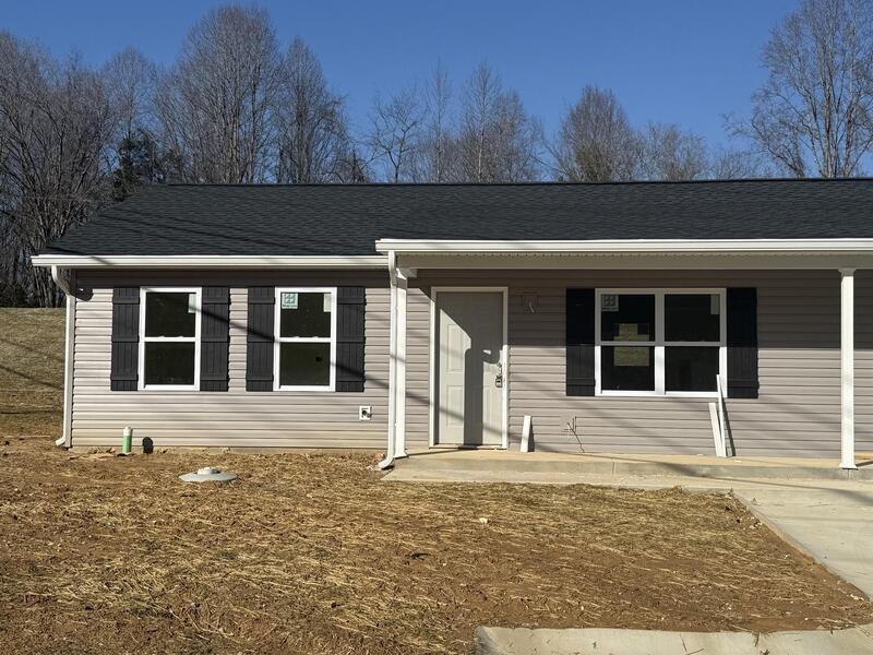 11 Cottage Ln in Hurricane, WV - Building Photo