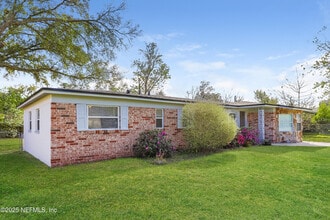 8360 Red Holly Ln in Jacksonville, FL - Building Photo - Building Photo