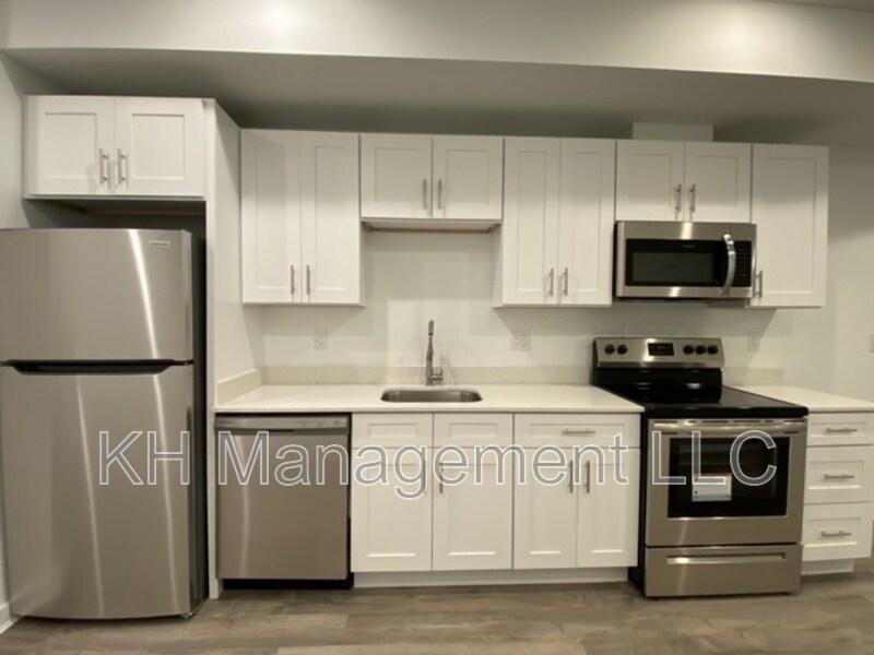 976 N 45th St in Philadelphia, PA - Building Photo