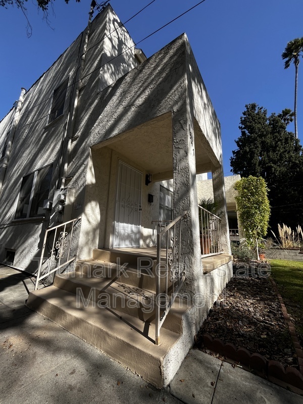 1347 E Elizabeth St in Pasadena, CA - Building Photo - Building Photo