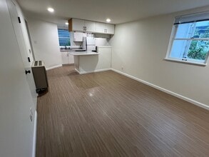 33 Etruria St, Unit Apt. D in Seattle, WA - Building Photo - Building Photo