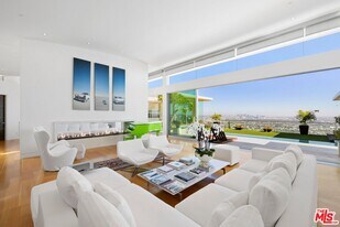 1476 Blue Jay Way in Los Angeles, CA - Building Photo