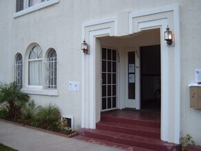 128 Falcon Ave in Long Beach, CA - Building Photo - Building Photo