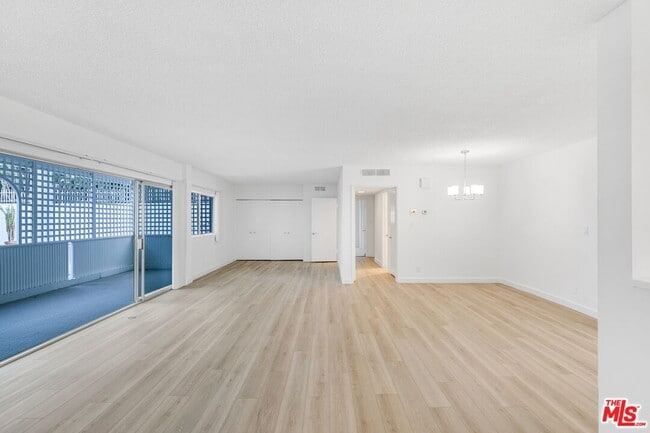 825 S Gretna Green Way in Los Angeles, CA - Foto de edificio - Building Photo