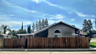 5217 W Howard Ct in Visalia, CA - Building Photo - Building Photo