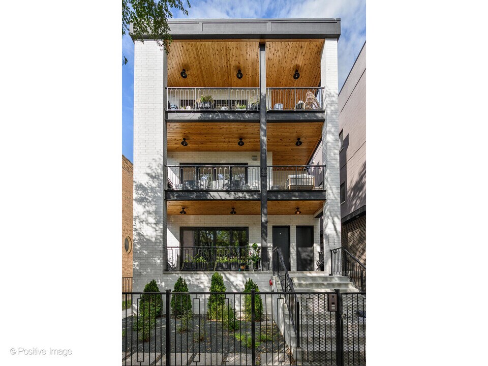 1752 W Huron St in Chicago, IL - Building Photo