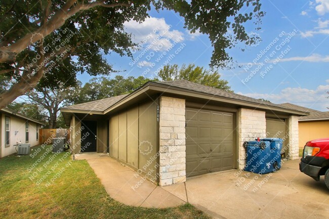 2806 James Rd in Granbury, TX - Foto de edificio - Building Photo