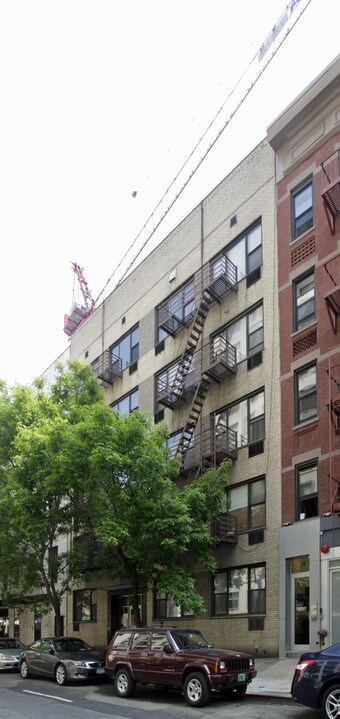 336 E 73rd St in New York, NY - Building Photo