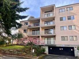 Lakeview Court Apartments in Seattle, WA - Building Photo