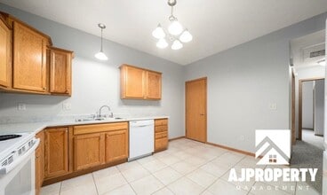 703 N Mundt Ave in Hartford, SD - Building Photo - Building Photo