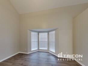 1716 Lynn Cir in Greenwood, MO - Building Photo - Building Photo