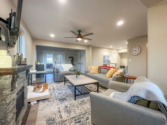 204 Terrys Gap Loop Rd in Fletcher, NC - Foto de edificio - Building Photo