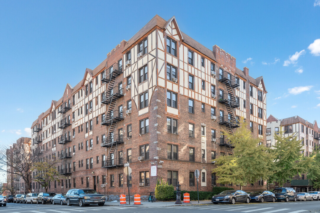 Brady Court in Bronx, NY - Building Photo