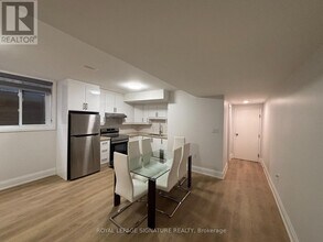 897 Fourth St in Mississauga, ON - Building Photo - Building Photo