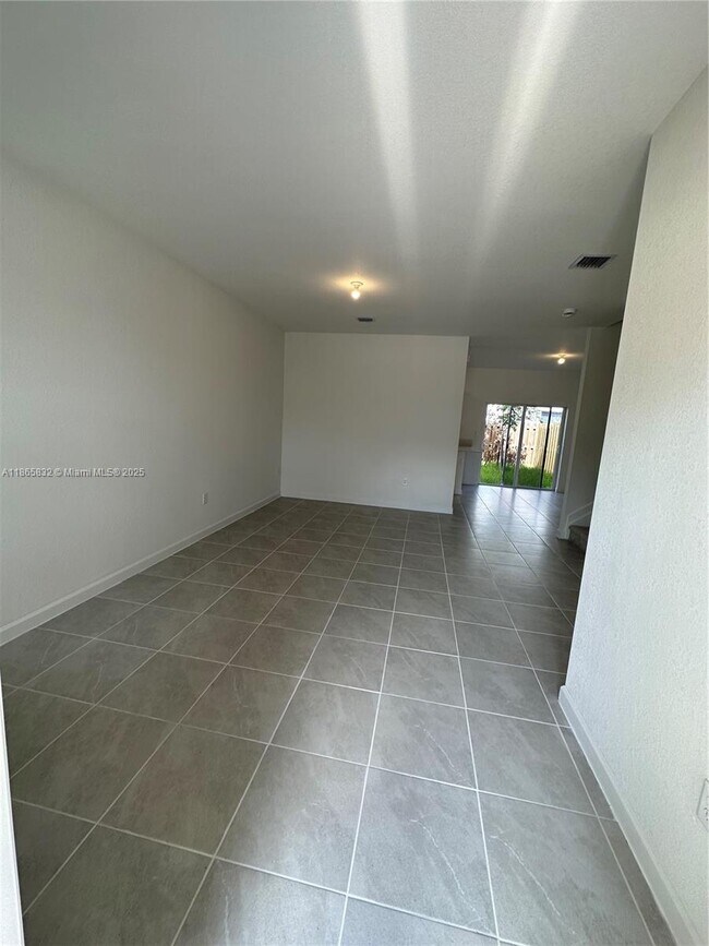12570 NW 23rd Pl in Miami, FL - Building Photo - Building Photo