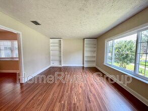 2105 W Country Club Dr in Tampa, FL - Building Photo - Building Photo